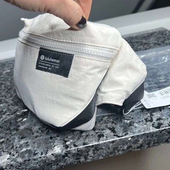 Lululemon Clean Lines Belt Bag White Opal with a 2L capacity - New with Tags - Picture 3 of 12